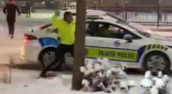 Polisler, gençlerle kar topu oynadı