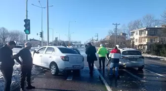 Samsun'da iki otomobilin çarpıştığı kazada 4 kişi yaralandı