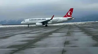 Şırnak Havalimanı'na 3 gün sonra ilk uçak indi