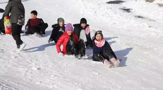 Sivas'ta çocuklar tatilin keyfini tepsi, poşet ve kızaklarla kayarak çıkardı