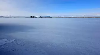 Sivas'ta Hafik Gölü'nün yüzeyi buz tuttu