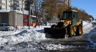 Siverek'te kar kütleleri kamyonlarla şehir dışına taşınıyor