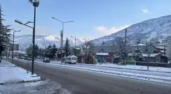 Tokat'ta yollarda kar küreme ve tuzlama çalışması sürüyor