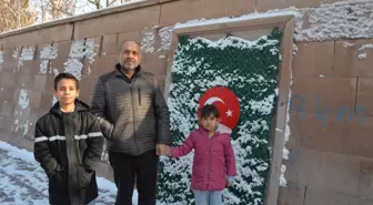 Türk bayrağı motifinin üzerindeki karı temizleyip öpen Zeynep'in babası: Bayrak sevgisi gönlünde yer etmiş