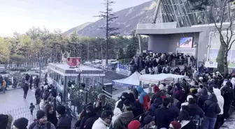 Uludağ'da zirve yarışı...Teleferik kuyrukları metrelerce uzadı