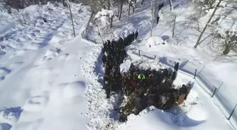Van'da çığ düşmesi sonucu hayatını kaybeden kadının cenazesi toprağa verildi