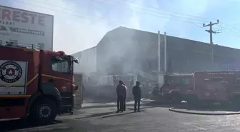 Yalıtım malzemesi bulunan depoda yangın paniği