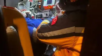 Yolu kapalı köyde sandalyeden düşüp başını çarptı, paletli ambulansla hastaneye ulaştırıldı