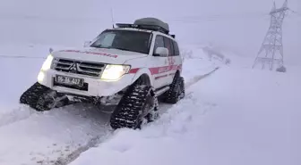 Yolu kapalı köyde yaralanan kişi paletli kar ambulansıyla hastaneye kaldırıldı