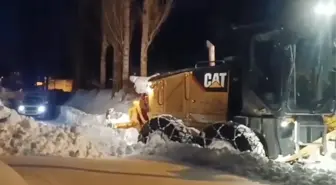 Yolu kapalı mezrada rahatsızlanan KOAH hastası, 3,5 saatlik çalışmayla hastaneye ulaştırıldı