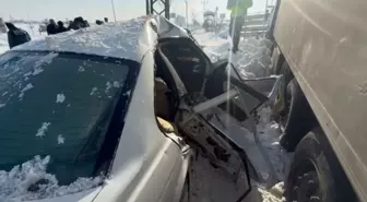 Ağrı'da tırla çarpışan otomobildeki biri ağır 3 kişi yaralandı