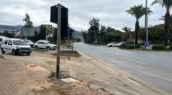 Alanya'da kamyon ile çarpışan genç motosikletli hayatını kaybetti