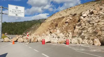 Antalya-Kumluca yolunda heyelan; trafik tek şeritten veriliyor