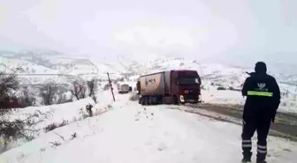 Araçlar karlı yolda mahsur kaldı