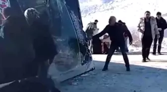 Ardahan'dan gelen yolcu otobüsü Susuz'da devrildi: 17 yaralı