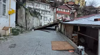 Artvin'de şiddetli rüzgarda uçan çatı otomobile zarar verdi