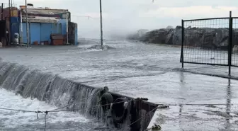 Avcılar'da dalgalar mendireği aşarak balıkçı barınağına ulaştı
