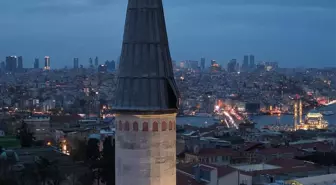 Beyazıt Camii'nde lodosun etkisiyle minarenin kurşun kaplaması serbest kaldı