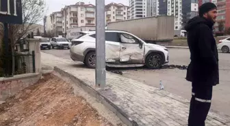 Beypazarı'nda iki otomobilin çarpışması sonucu 3 kişi yaralandı