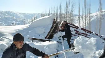 Bitlis'te kar nedeniyle bir evin çatısı çöktü