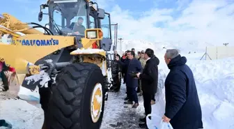 Bitlis Valisi Karakaya, karla mücadele çalışmalarını yerinde inceledi