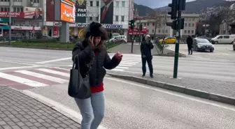 Bursa'da fırtına uçurdu...Yolda yürümekte güçlük çektiler