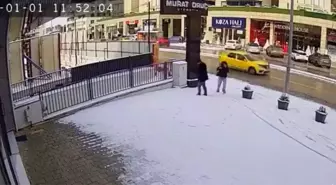 Bursa'da karla kaplanan kaldırımda kalp çizdiler, güvenlik kamerasını izleyenlerin içi ısındı