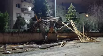 Bursa'da lodos çatıları uçurdu; araçlar zarar gördü