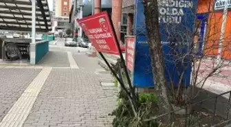 Bursa'da lodos etkili oldu; reklam tabelaları devrildi