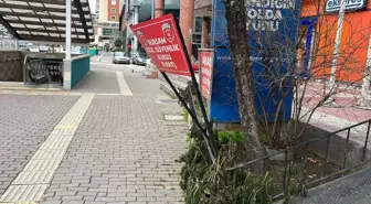 Bursa'da lodos etkili oldu; reklam tabelaları devrildi