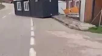 Bursa'da lodos etkili oldu; reklam tabelaları devrildi