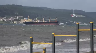 Çanakkale Boğazı kuvvetli lodos nedeniyle transit gemi geçişlerine kapatıldı