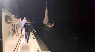 Çanakkale Boğazı'nda içinde 2 kişinin bulunduğu yelkenli tekne kurtarıldı