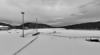 Düzce'deki Topuk Yaylası Göleti'nin yüzeyi buz tuttu