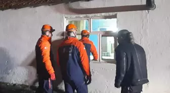 Edirne'de metruk bina çöktü, bitişikteki evde mahsur kalan 5 kişi kurtarıldı