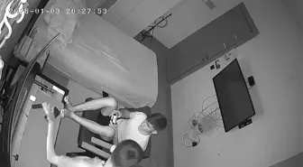 Elazığ'da deprem anı kamerada: Biri panik yaptı, diğeri oyuna devam etti