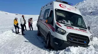 Elazığ'da hasta çocuk greyderle ambulansa ulaştırıldı