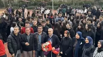 Emekliye ayrılan öğretmeni, 'Hatıran Yeter' şarkısıyla uğurladılar