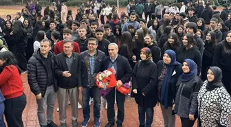 Emekliye ayrılan öğretmeni, 'Hatıran Yeter' şarkısıyla uğurladılar