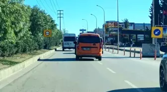 Emniyet kemerini kazalı kapıya bağladı