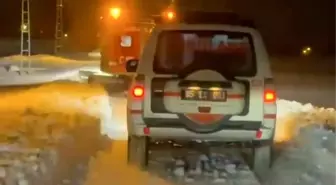 Erciş'te kapanan yollarda hastalara Snowtrack ile ulaşıldı