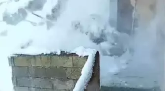 Evinin çatısındaki karı temizlerken düşüp yaralandı