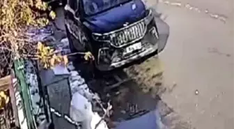 Güneşi gören kardan adam eriyip kaldırımda devrildi