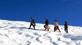 Hakkari'de sağlıkçılar erken teşhis için kar kış demeden yollarda
