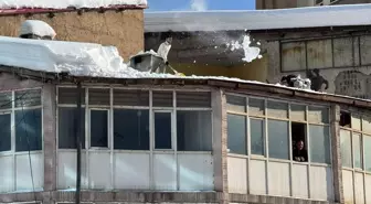 Hakkari'de vatandaşlar çatılarda biriken karı temizledi