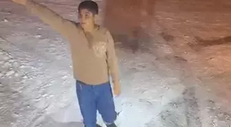 İş makinesi operatörü çocuğu kırmadı, evin önünü kardan temizleyip yolu açtı