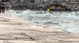 İstanbul'da lodos nedeniyle deniz seferleri iptal edildi