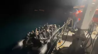 İzmir açıklarında 74 düzensiz göçmen yakalandı