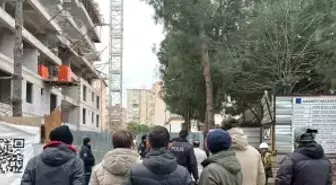 Kadıköy'de taşeron şirketten maaşlarını alamayan inşaat işçileri vinç kulesine çıktı