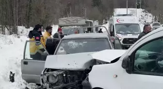 Kamyonet ile hafif ticari araç çarpıştı: 3'ü çocuk 7 yaralı